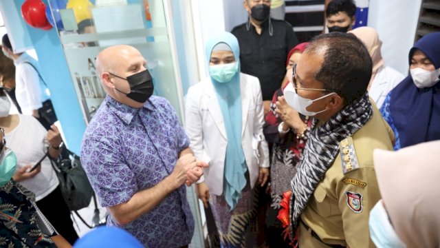 Wali Kota Makassar, Moh Ramdhan Pomanto berbincang bersama Direktur USAID Indonesia, Jeff Cohen di RSIA Kartini, Jl Kartini Makassar, Selasa (17/5/2022).