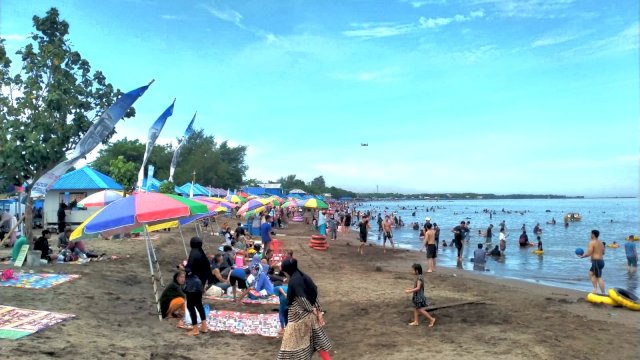 Kegiatan clean up the world, Suzuki Marine melibatkan para siswa-siswi SMP Negeri 54 Makassar dan masyarakat sekitar untuk melakukan kegiatan pembersihan Pantai Biru Tanjung Merdeka, Kamis (26/5/2022).