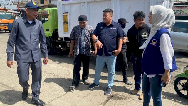 Ketua NasDem Makassar Rachmatika Dewi, Ketua DPRD Makassar Rudianto Lallo, dan anggota Fraksi NasDem Makassar meninjau jalanan rusak di Antang, Makassar, Senin (30/5/2022).