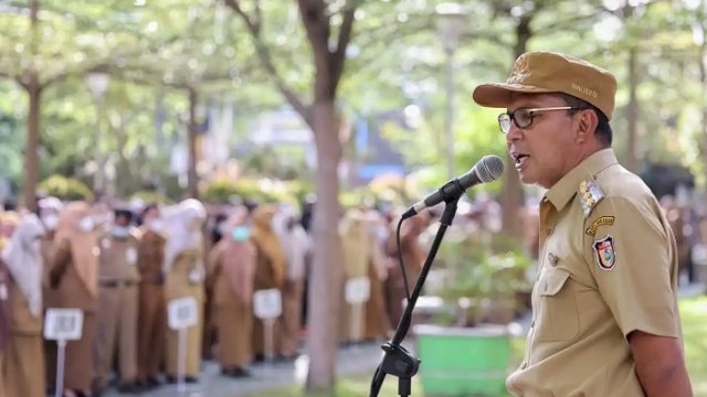 Walikota Makassar Moh Ramdhan &lsquo;Danny&rsquo; Pomanto melaksanakan apel pagi sekaligus halal bihalal di halaman Balaikota, Senin (9/12/2022).