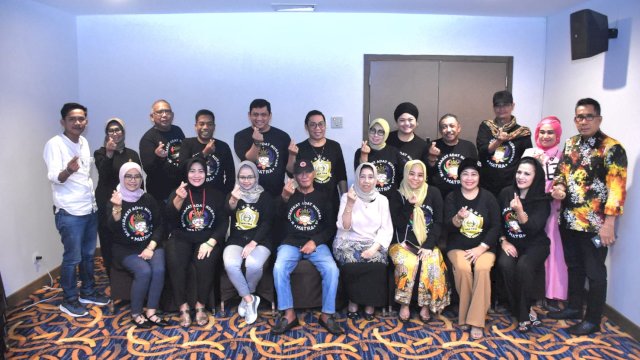 Ketua DPP Masyarakat Adat Nusantara (Matra), Sri Paduka Mangku Alam II foto bersama pengurus disela rapat persiapan pelantikan Ketua Matra terpilih, di Hotel D'Maleo Makassar, Jumat (3/6/2022).