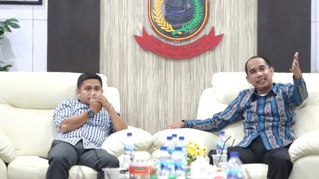Ketua DPRD Makassar, Rudianto Lallo berbincang bersama Ketua KPU Makassar, Farid Wadji. 