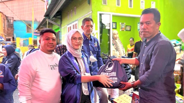 Ketua NasDem Makassar, Andi Rachmatika Dewi didampingi Sekretaris NasDem Makassar, Ari Ashari Ilham berikan bantuan kepada korban kebakaran di Kelurahan Maccini, Jumat (10/6/2022).