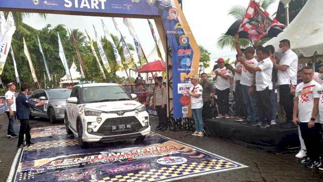 Kapolda Sulsel, Irjen Pol Nana Sujana melepas peserta Kejuaraan Nasional (Kejurnas) Benteng Kupa Rally Wisata dan Fun Sulawesi Selatan, Jumat (24/6/2022).