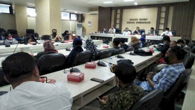 Komisi C DPRD Makassar menggelar Rapat Dengar Pendapat (RDP) bersama DLH, Dinas Pertanahan, dan warga TPA Antang.