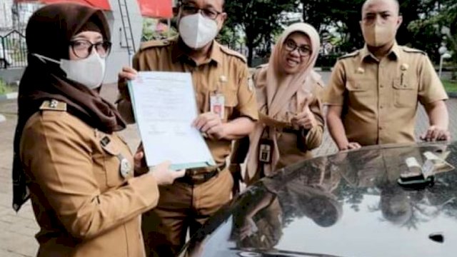 Sekwan DPRD Makassar, Dahyal menerima Randis yang digunakan mantan Kasubag Protokol, Puspawati Haera.