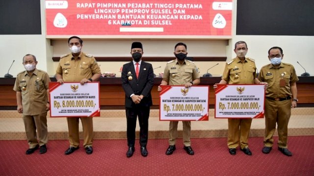 Gubernur Serahkan Bantuan Keuangan untuk Maros, Bantaeng dan Wajo, Total Rp 22 Miliar