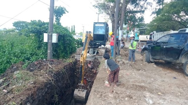 Ruas jalan provinsi Jalan Tun Abdul Razak di Kabupaten Gowa saat ini sudah dilakukan pengerjaan fisik. Pemprov Sulsel menganggarkan Rp8,48 miliar untuk pengerjalaan jalan ini. ()