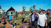 Gubernur Kunjungi Korban Angin Puting Beliung di Maros