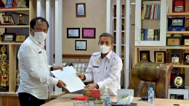Kepala BKAD Sulsel Muhammad Rasyid menyerahkan bantuan keuangan kepada Pemerintah Kota Makassar yang diwakili oleh Kepala BPKAD Kota Makassar Muhammad Dakhlan, Kamis (30/6/2022).