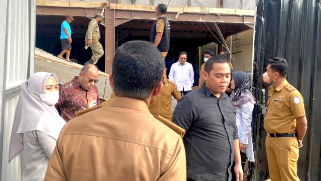 Rombongan Komisi A DPRD Makassar melakukan sidak bangunan tanpa izin di Jalan Boulevard. 