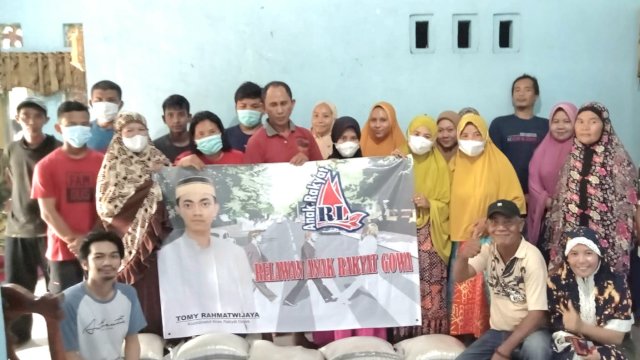 Komunitas Anak Rakyat binaaan Ketua DPRD Makassar, Rudianto Lallo bagikan sembako kepada warga kurang mampu. 