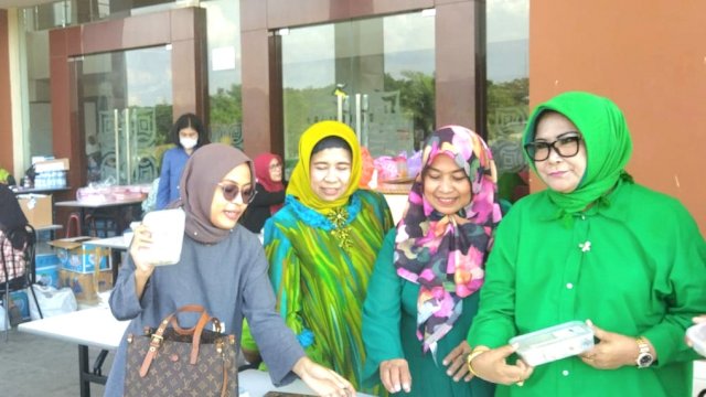 Ketua Badan Kerjasama Organisasi Wanita (BKOW) Sulsel, Apiaty Amin Syam (kanan) mengadakan pertemuan dengan pengurus, di Grand Sayang, Sabtu (16/7/2022).