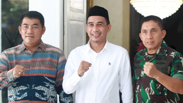 Ketua Umum Perhimpunan Masyarakat Toraja Indonesia, Mayjend TNI (Purn) Yulius Selvanus Lumbaa bersama Ketua DPRD Makassar, Rudianto Lallo danPangdam XIV/Hasanuddin Mayjen TNI, Andi Muhammad Bau Sawa Mappanyukki. 