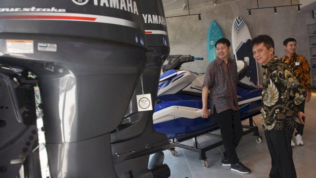 Komisaris Utama PT Marina Makmur Abadi, Erick Horas berbincang bersama General Manager Product & Sales Yamaha Marine, Sulolipu Djamil Kobong disela Grand Opening Showroom 3S Outboard, di Pantai Akkarena, Jl Tanjung Bunga, Sabtu (2/7/2022).