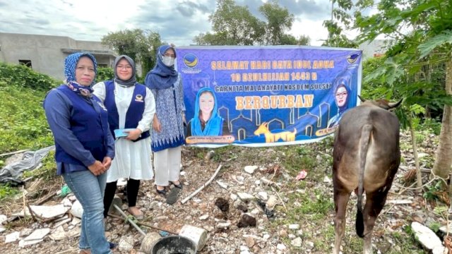 Ketua Garnita Malahayati Sulsel, Andi Rachmatika Dewi salurkan hewan kurban. 