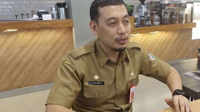 Kepala Dinas PMPTSP Kota Makassar, Andi Zulkifli Nanda memberikan keterangan ke media, Selasa (12/7/2022). ()