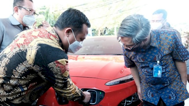 PLN Unit Induk Wilayah Sulawesi Selatan, Sulawesi Tenggara, dan Sulawesi Barat telah menyiapkan 4 unit Stasiun Pengisian Kendaraan Listrik Umum (SPKLU) di wilayah kerjanya.