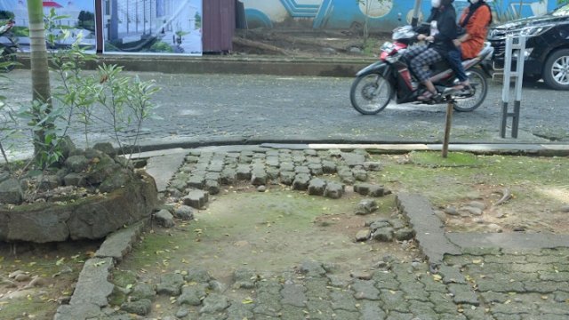Kondisi pedestarian Kantor Gubernur Sulsel sudah layak diperbaiki. ()