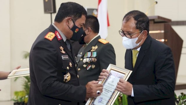 HUT Bhayangkara ke-76, Walikota Makassar Dapat Penghargaan dari Kapolda Sulsel
