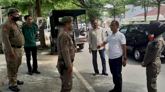Plt Kasatpol PP Kota Makassar Ikhsan NS bersama para personel Satpol PP.