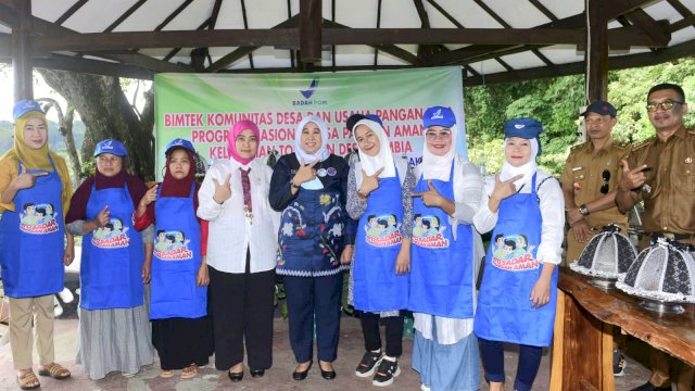 Anggota DPR RI, Aliyah Mustika Ilham bersama BBPOM gelar Bimtek Komunitas Desa, di Desa Rumbia, Kecamatan Rumbia, Jeneponto, Senin (1/8/2022).