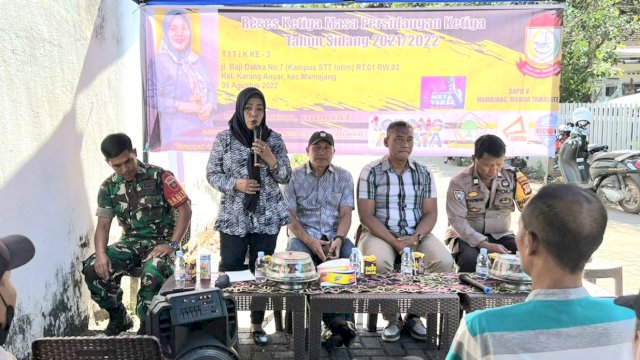 Anggota DPRD Makassar, Nurul Hidayat menjawab keluhan Warga Karang Anyar, saat reses masa sidang ketiga, Sabtu (6/8/2022).