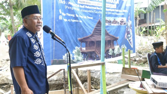 Calon Gubernur Sulsel, Ilham Arief Sirajuddin memberikan sambutan disela pembangunan Masjid Bugis Wakka, Kabupaten Pinrang, Minggu (7/8/2022).