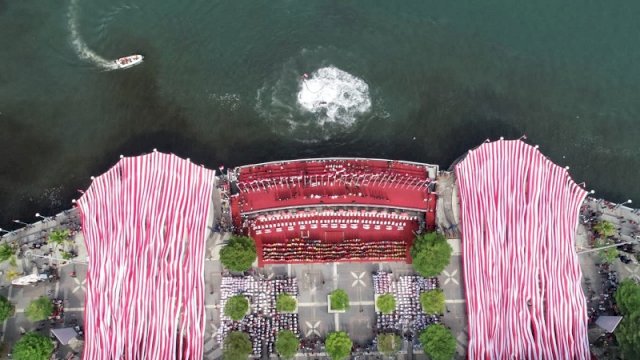 5.005 Meter Bendera Merah Putih Berkibar di Anjungan Losari