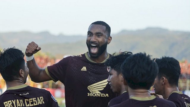 Selebrasi para pemain PSM setelah Yuran Fernandes mencetak gol lewat titik penalti pada menit ke-41, saat melawan Arema FC di di Stadion BJ Habibie, Parepare, Sabtu (20/8/2022). (twitter/@PSM_Makassar)