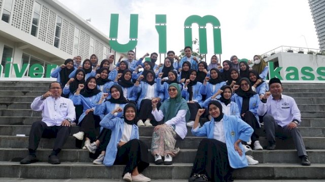 Rektor UIM, Hj. Andi Majdah M Zein, bersama peserta MBKM Program Pertukaran Mahasiswa dan Kampus Mengajar Angkatan 4 usai acara pelepasan di pelataran UIM, Senin (1/8/2022).
