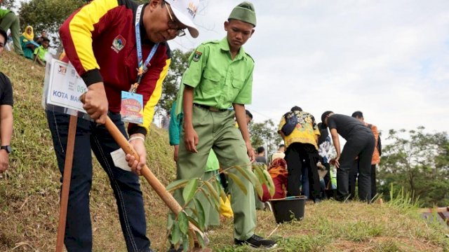 Walikota Makassar, Moh Ramdhan "Danny" Pomanto menanam bibit pohon durian di Padang, Senin (8/8/2022).