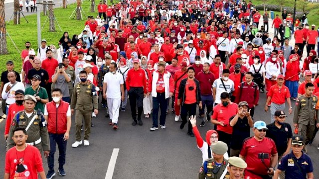 Lepas Peserta Jalan Sehat ‘Anti Mager’, Gubernur: Pokoknya Sulsel Harus Bergerak Terus
