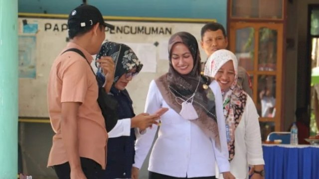Bupati Indah Putri Indriani saat memantau pelaksanaan Pilkades serentak. ()