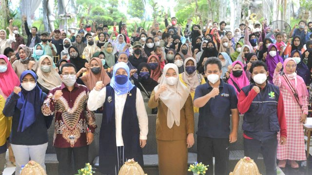 Anggota Komisi IX DPR RI, Aliyah Mustika Ilham mengajak warga masyarakat Kota Makassar untuk berobat ke Puskesmas.