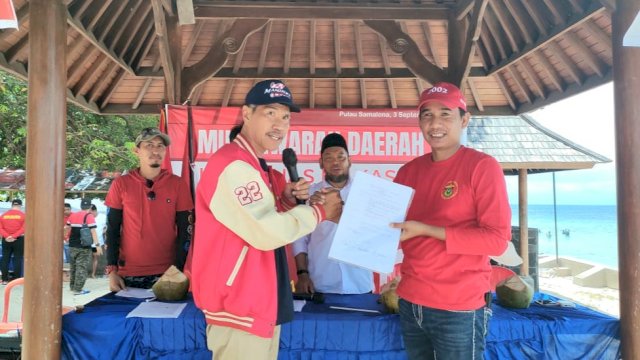 Ketua DPRD Makassar, Rudianto Lallo (kanan) terpilih sebagai Ketua IKA Unhas Makassar, Sabtu (3/9/2022).