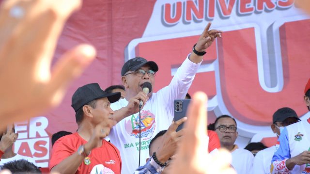 Ketua IKA Pertanian Unhas, Ilham Arief Sirajuddin menyanyi saat menghadiri Dies Natalis Unhas, Minggu (4/9/2022).