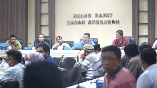 Komisi C DPRD Makassar mengadakan Rapat Dengar Pendapat bersama Warga Lakkang dan PT Kima terkait penanganan limbah, Jumat (9/9/2022).