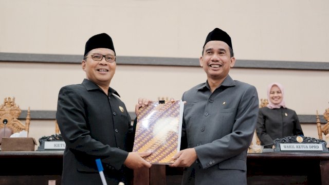 Ketua DPRD Makassar, Rudianto Lallo bersama Wali Kota Makassar, Moh Ramdhan Pomanto menandatangani nota kesepakatan rancangan Kebijakan Umum Anggaran (KUA) Prioritas Plafon Anggaran Sementara (PPAS) Perubahan APBD 2022, saat Paripurna, di Gedung DPRD Makassar, Senin (19/9/2022).