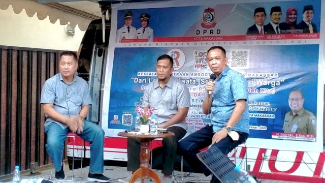 Kabag Umum DPRD Makassar, Muhajir memberikan penjelasan saat diskusi Program Kemitraan, di Lorong Wisata Somerset, Kelurahan Borong, Kecamatan Manggala, Sabtu (24/9/2022).