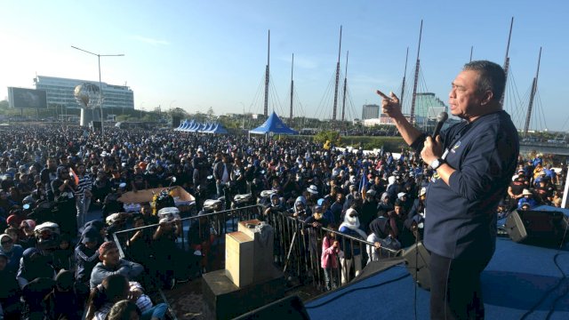Wakil Ketua Umum DPP Partai NasDem Ahmad Ali memberikan sambutan saat Jalan Sehat Partai NasDem Sulsel, di Center of Point Indonesia (CPI), Minggu (25/9/2022).