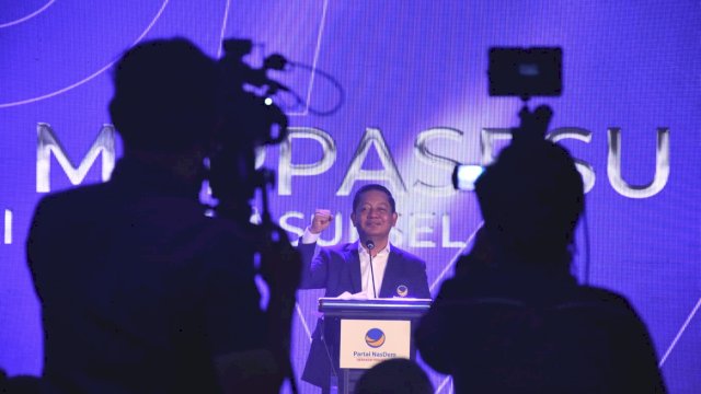 Ketua NasDem Sulsel, Rusdi Masse memberikan sambutan saat rapat Konsolidasi kader Partai NasDem se-Sulsel jelang Pemilu 2024, di Hotel Claro, Jl AP Pettarani Makassar, Minggu (25/9/2022).