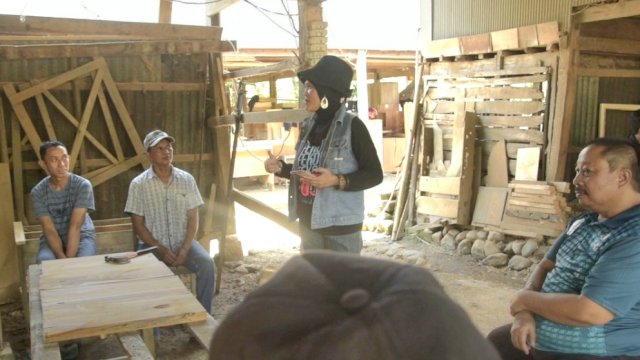 Kelompok UMKM yang bergelut sebagai pengrajin kayu meubel sebagai pencaharian utama mereka.