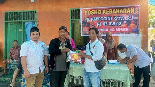 DPC Gerindra Kota Makassar saat menyalurkan bantuan untuk korban kebakaran.