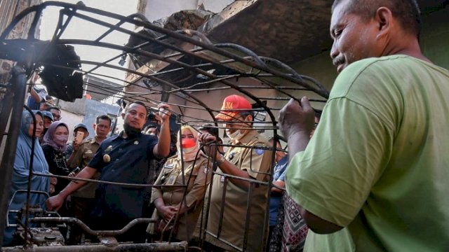 Gubernur Sulawesi Selatan, Andi Sudirman Sulaiman, saat berdialog dengan korban kebakaran di Jalan Rappokalling Timur, Kelurahan Rappokalling, Kecamatan Tallo, Kota Makassar, Selasa sore, 27 September 2022.