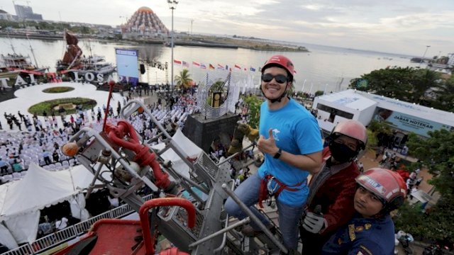 Sediakan ‘Rappelling’, Dinas Damkar Ajak Pengunjung Makassar F8 Uji Adrenalin