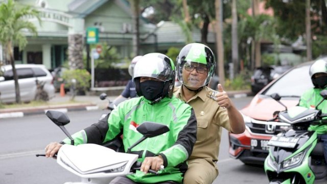 Walikota Makassar Moh Ramdhan 'Danny' Pomanto berangkat dari rumah pribadinya di Jalan Amirullah ke Kantor Balaikota Makassar, Jalan Ahmad Yani, menggunakan ojol.