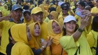 Golkar Gelar Jalan Santai, Peserta Berebut Foto Bareng IAS