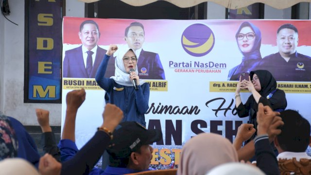 Ketua NasDem Makassar, Andi Rachmatika Dewi memberikan sambutan disela penyerahan Hadiah "Jalan Sehat Restorasi" di Kantor NasDem Makassar, Jl AP Pettarani, Sabtu (1/10/2022).