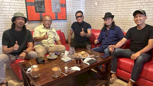 Calon Gubernur Sulsel, Ilham Arief Sirajuddin (IAS) ngopi bareng Andre Ronal Benito Hehanusa, di Kedai Papaong, Jl Rusa, Sabtu (8/10/2022).